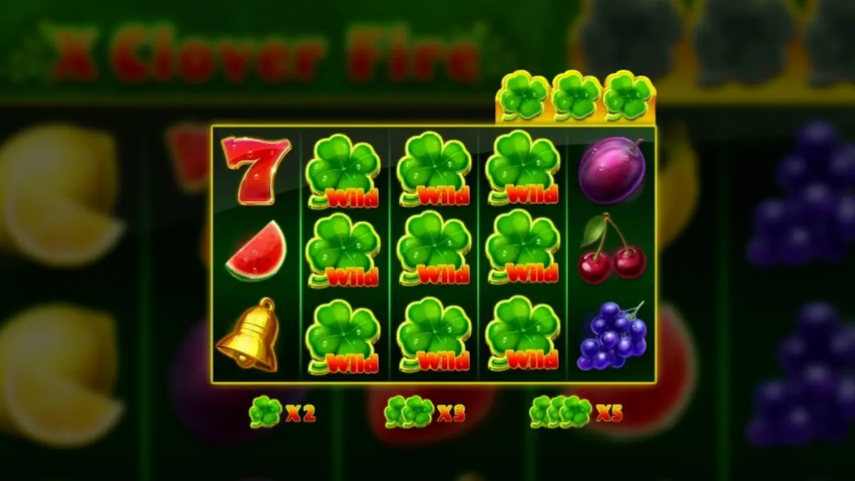 Interface do jogo X Clover Fire com símbolos de frutas e trevos em chamas